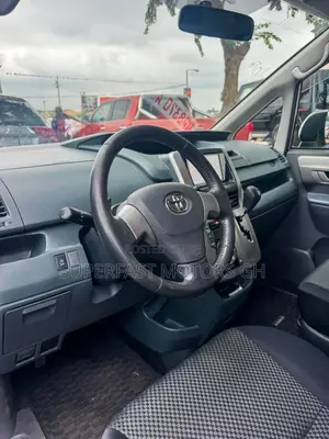 Toyota Noah 2.0 143hp AWD (7 Seater) 2012 Silver