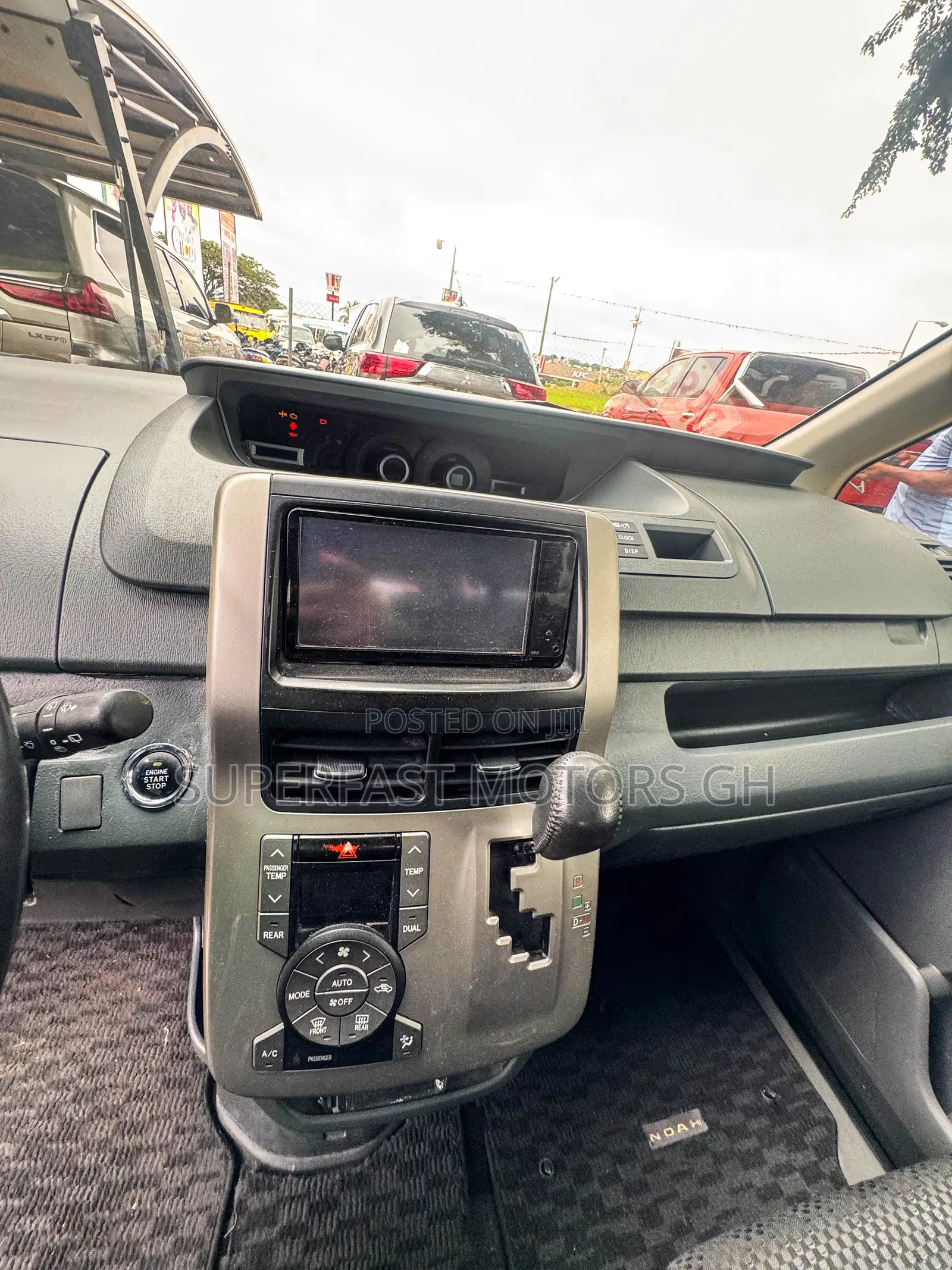 Toyota Noah 2.0 143hp AWD (7 Seater) 2012 Silver