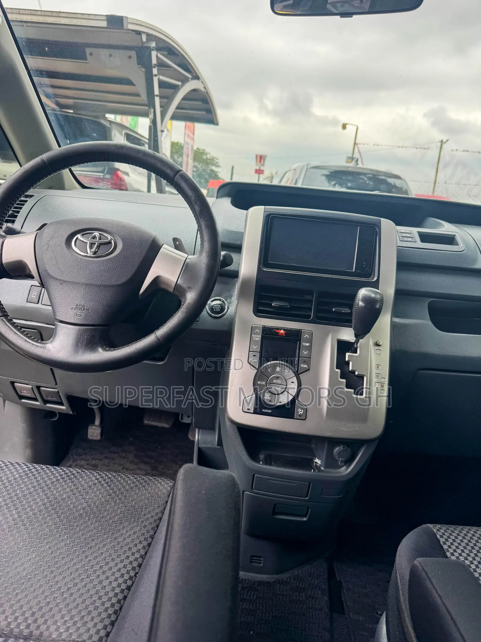 Toyota Noah 2.0 143hp AWD (7 Seater) 2012 Silver