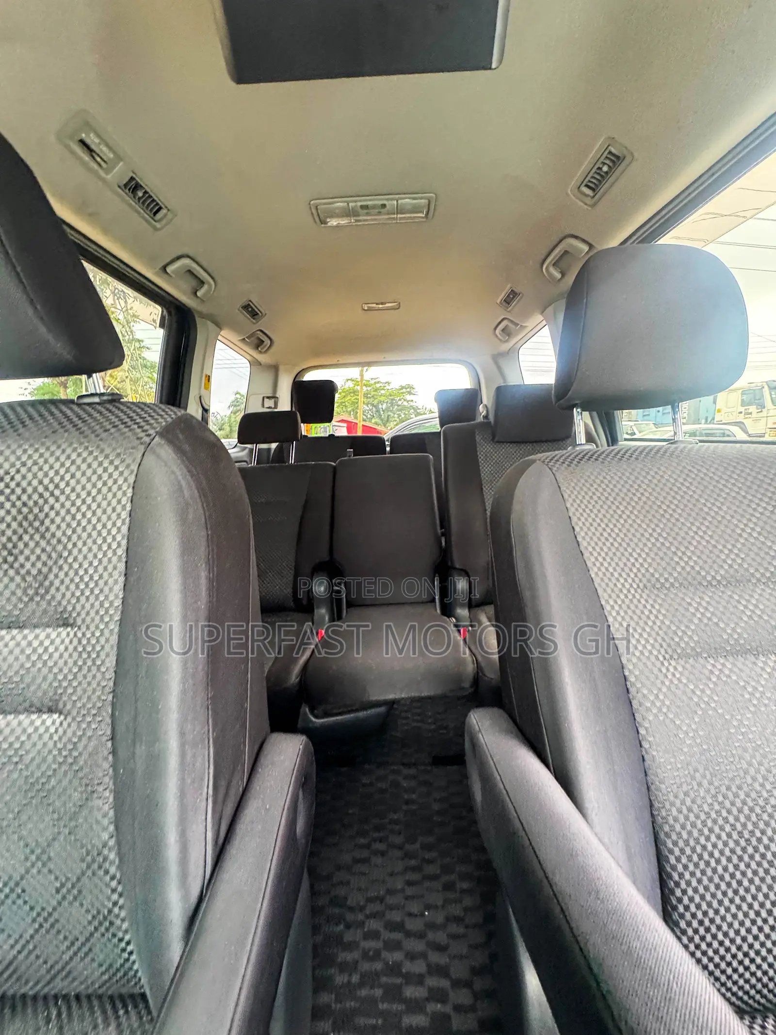 Toyota Noah 2.0 143hp AWD (7 Seater) 2012 Silver