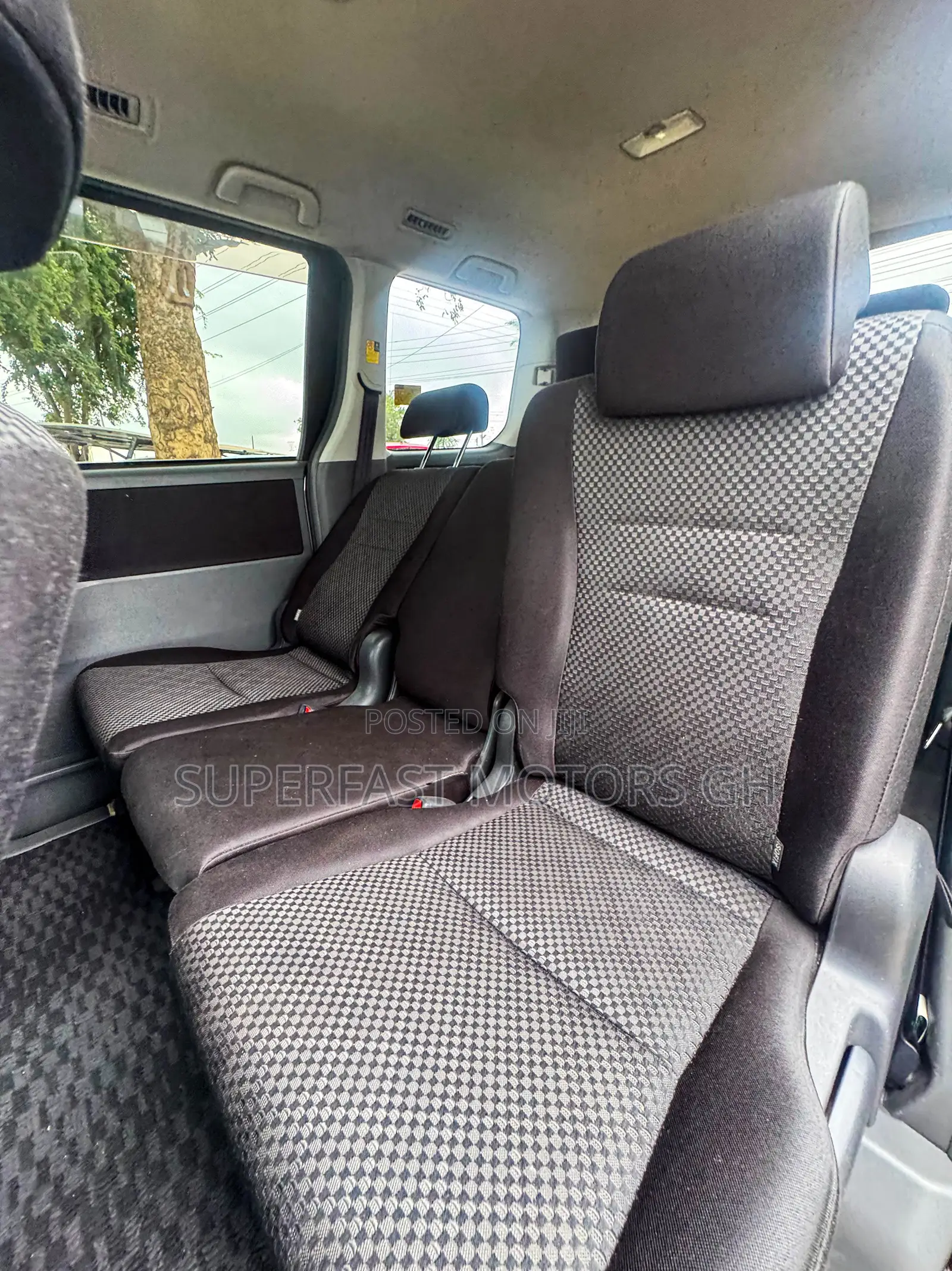 Toyota Noah 2.0 143hp AWD (7 Seater) 2012 Silver
