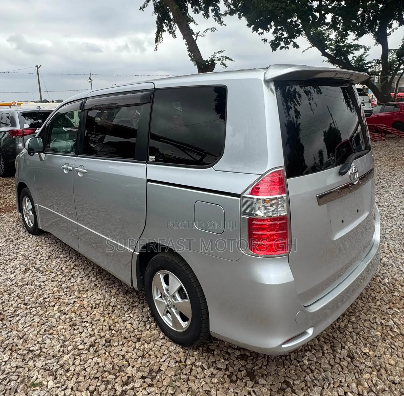 Toyota Noah 2.0 143hp AWD (7 Seater) 2012 Silver