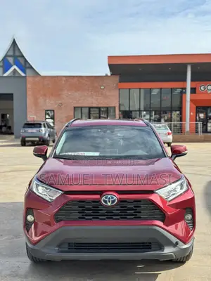 Toyota RAV4 XLE 2022 Red
