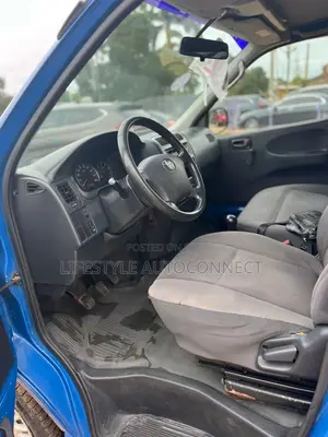Toyota HiAce 2013 Blue