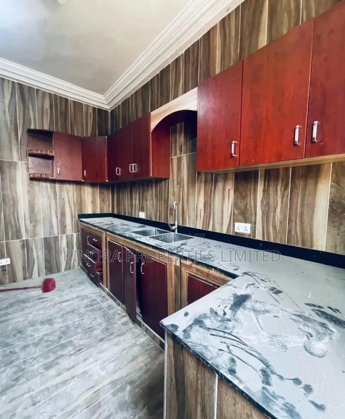 4bdrm Duplex in Lakeside, Tema Metropolitan for rent