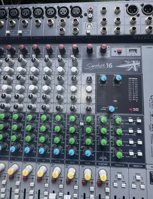 Sound Craft Signature 16-Channel Mixer
