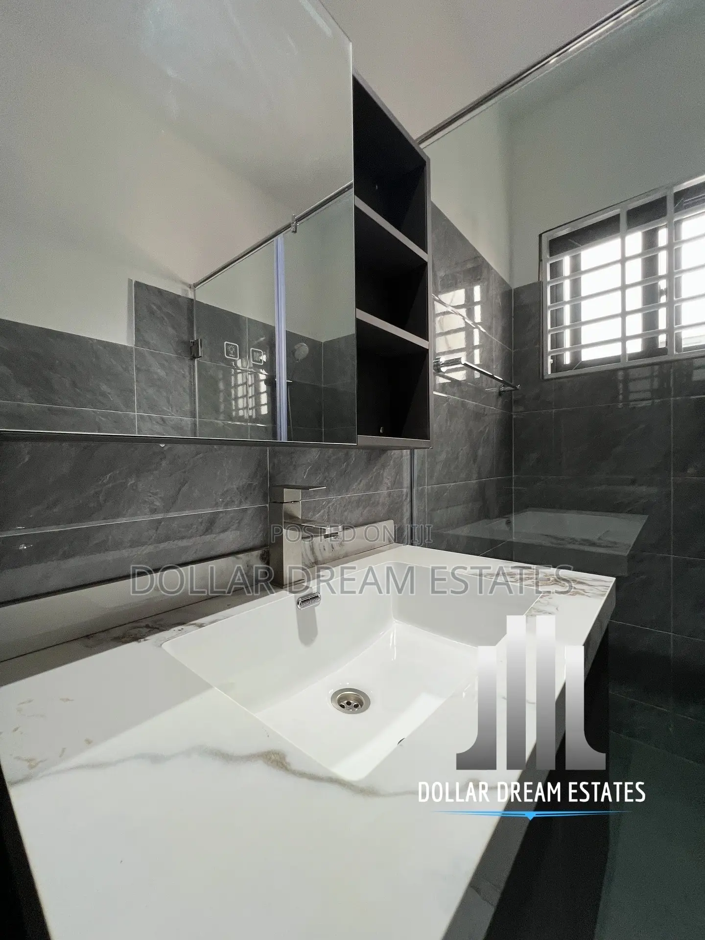 3bdrm Townhouse/Terrace in Adjiriganor for sale