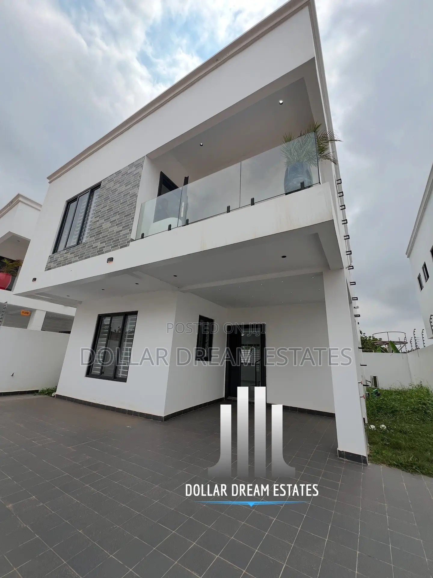 3bdrm Townhouse/Terrace in Adjiriganor for sale