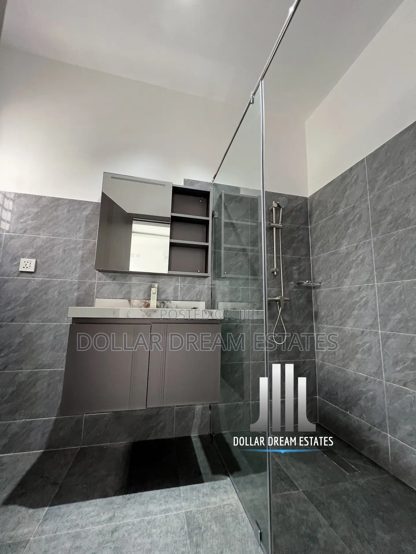 3bdrm Townhouse/Terrace in Adjiriganor for sale