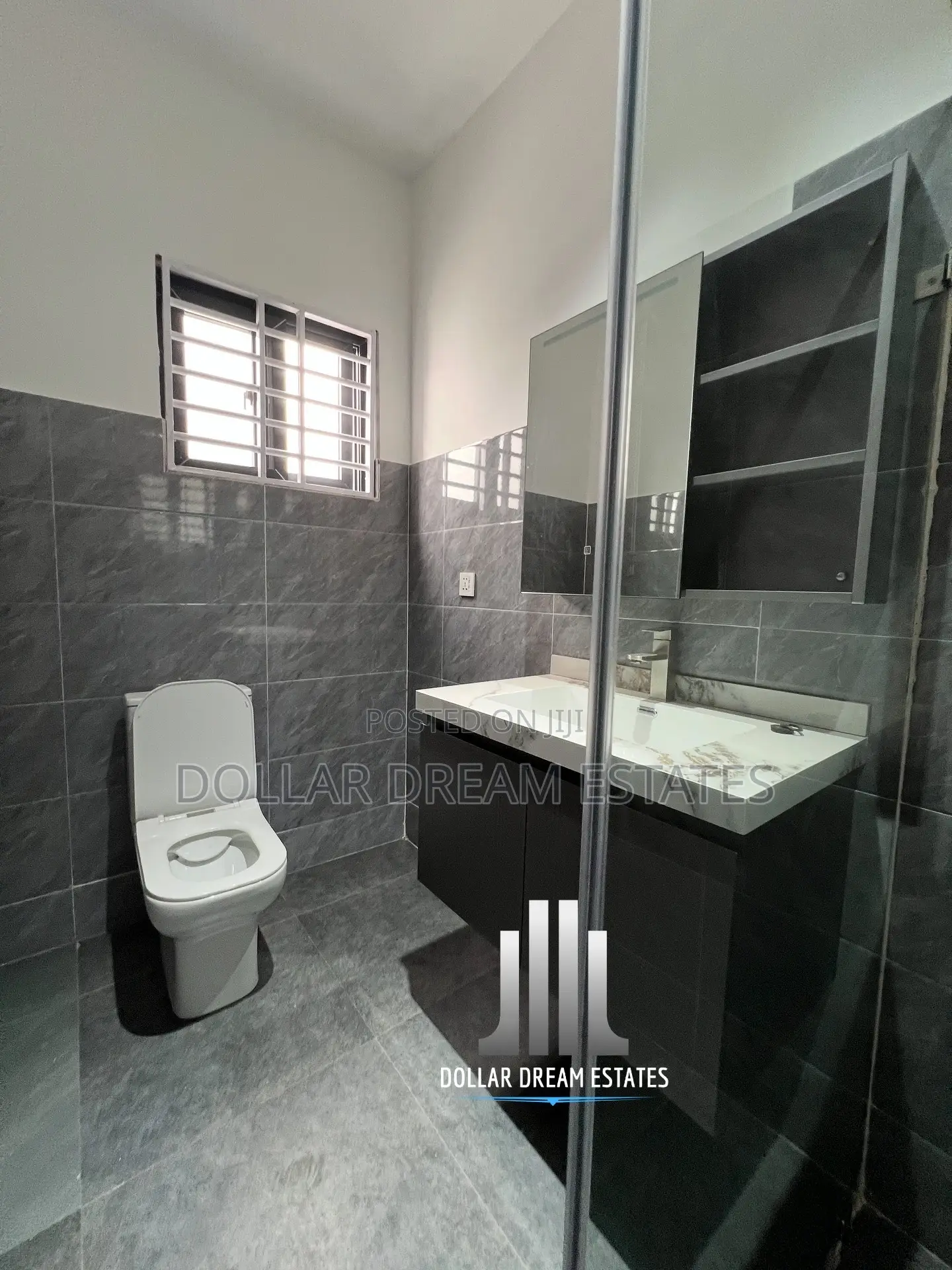 3bdrm Townhouse/Terrace in Adjiriganor for sale