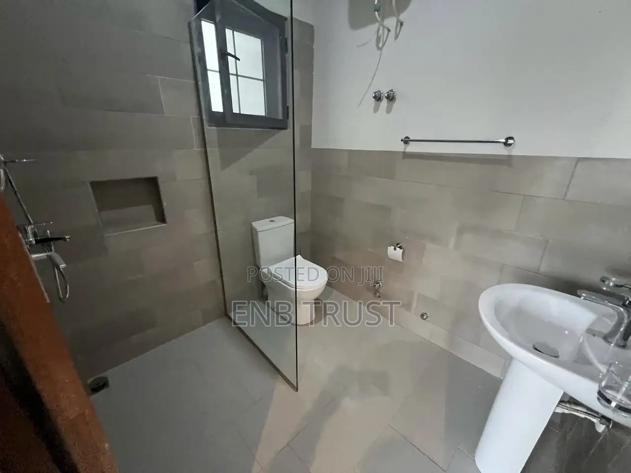 4bdrm Townhouse / Terrace in Tema Community 6, Sakumono for rent