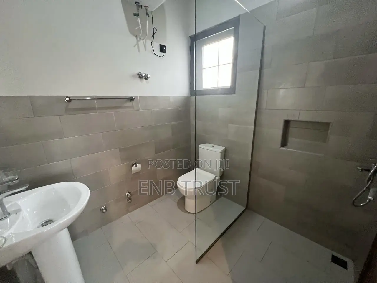 4bdrm Townhouse / Terrace in Tema Community 6, Sakumono for rent