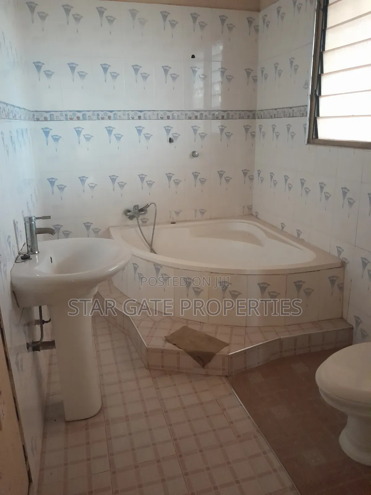 5bdrm House in Aputuogya Abijan, Kumasi Metropolitan for sale