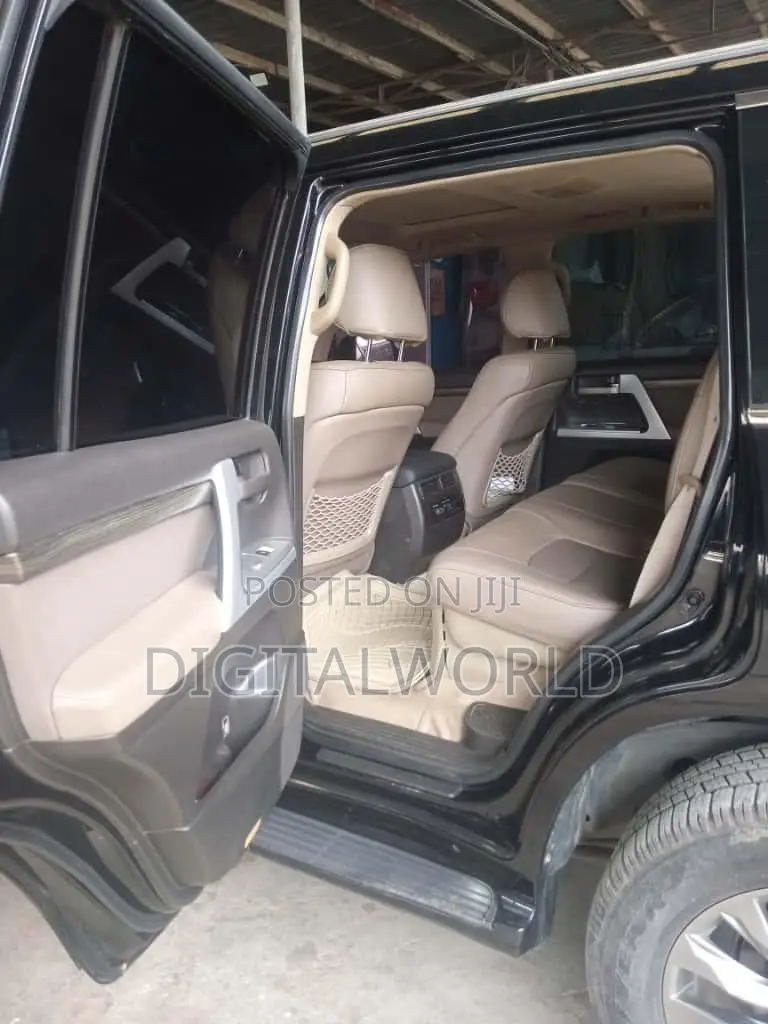 Toyota Land Cruiser 5.7 V8 2012 Black