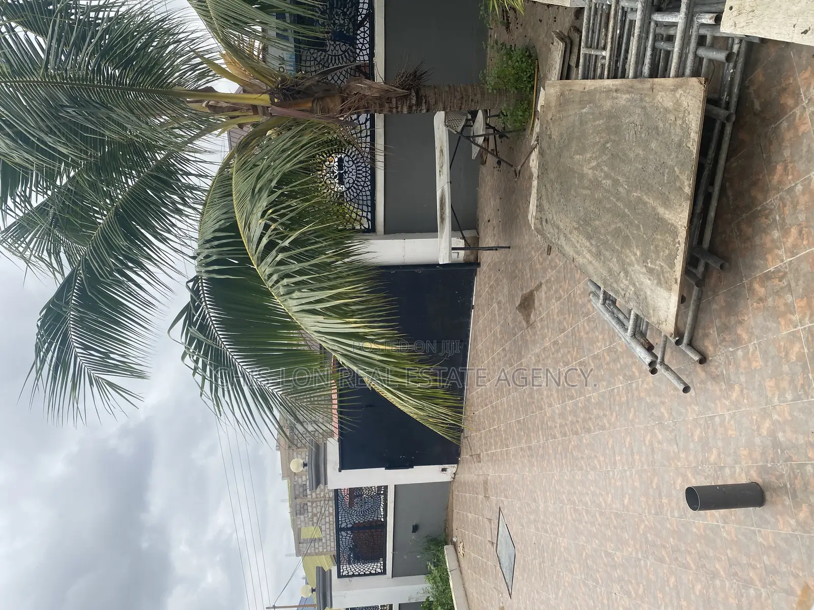 4bdrm Duplex in Chis-Lon Real Estate, Adam Nana for sale