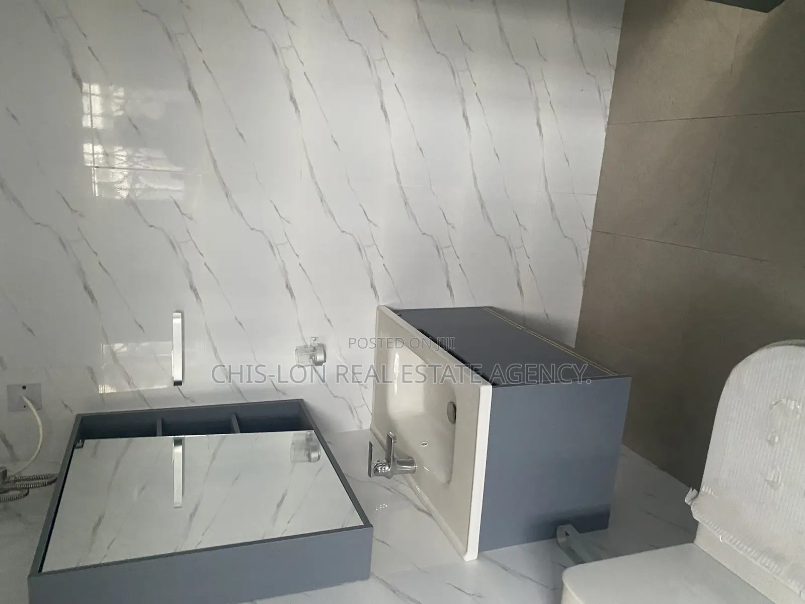 4bdrm Duplex in Chis-Lon Real Estate, Adam Nana for sale