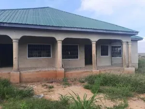 6bdrm House in Brother K Estate, Kumasi Metropolitan for sale