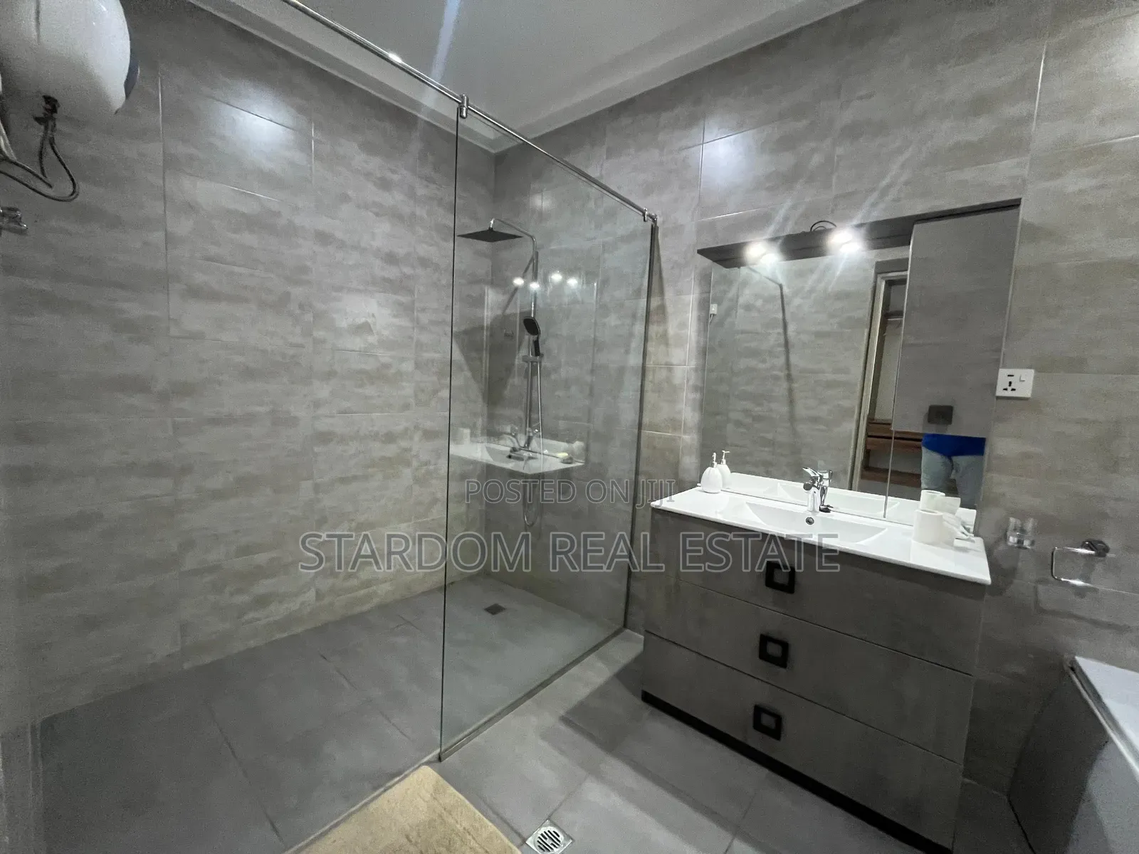 Furnished 4bdrm Duplex in Anc Mall, East Legon for rent