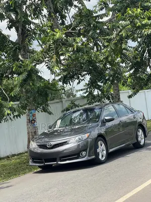 Toyota Camry SE 4dr Sedan (2.5L 4cyl 6A) 2014 Gray