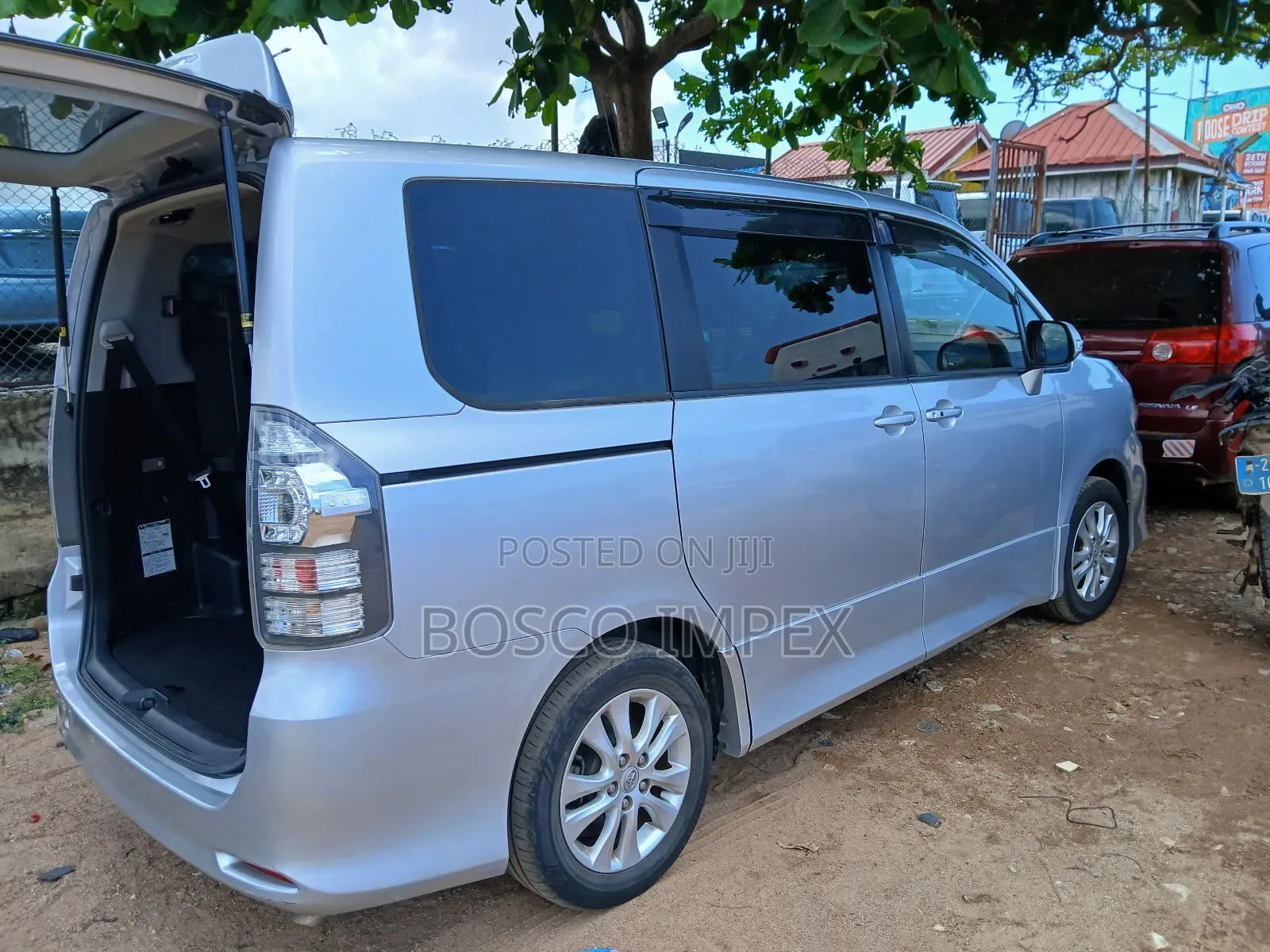 Toyota Voxy 2010 Silver