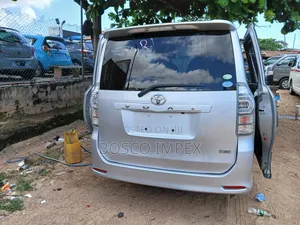 Toyota Voxy 2010 Silver