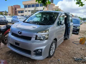 Toyota Voxy 2010 Silver
