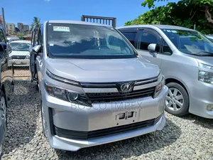 Toyota Voxy 2015 Silver