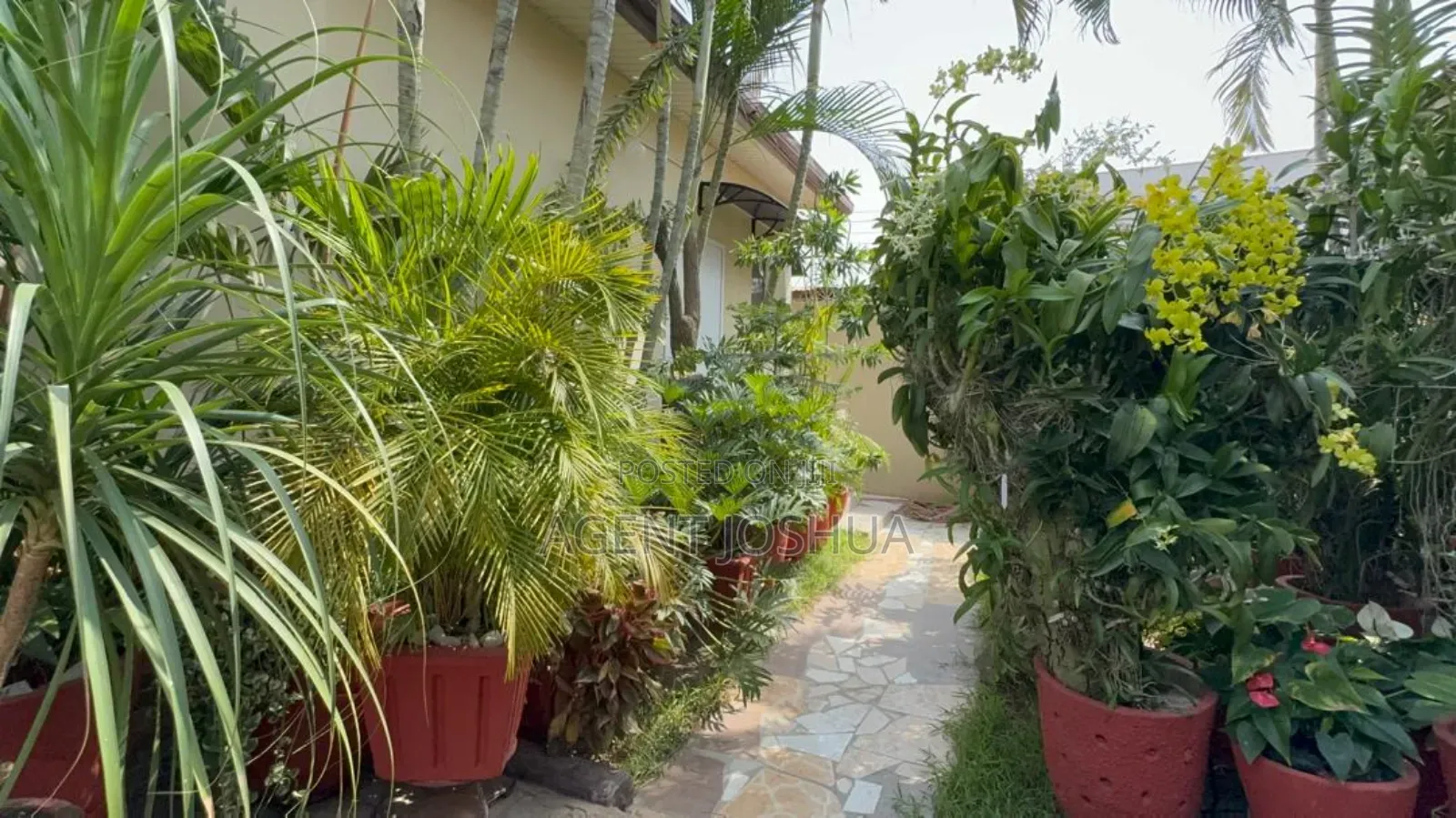 Furnished 1bdrm Townhouse / Terrace in Manet Court Estate for rent