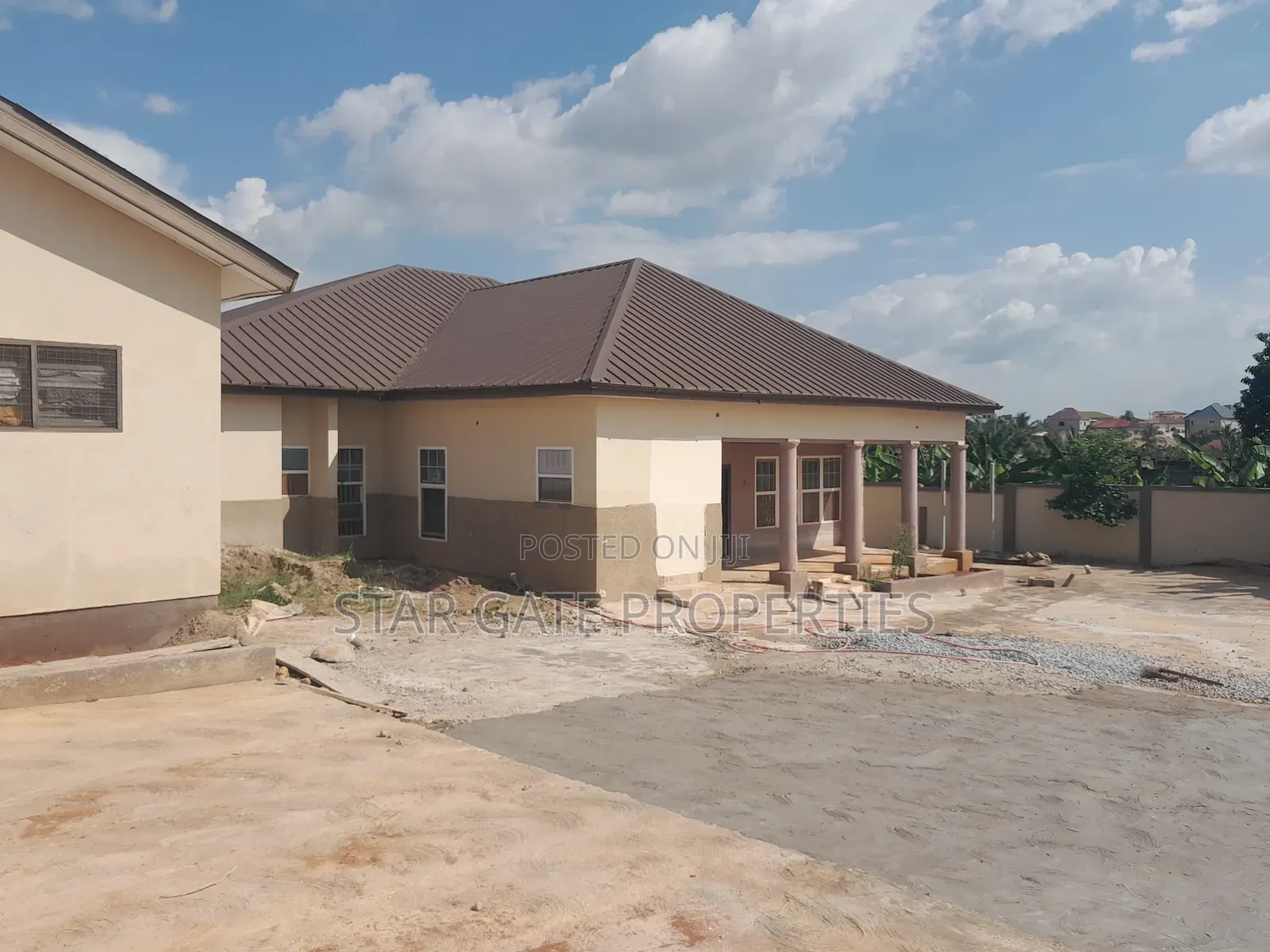 9bdrm House in Daban, Kumasi Metropolitan for sale
