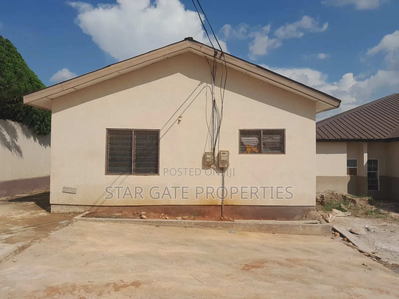 9bdrm House in Daban, Kumasi Metropolitan for sale