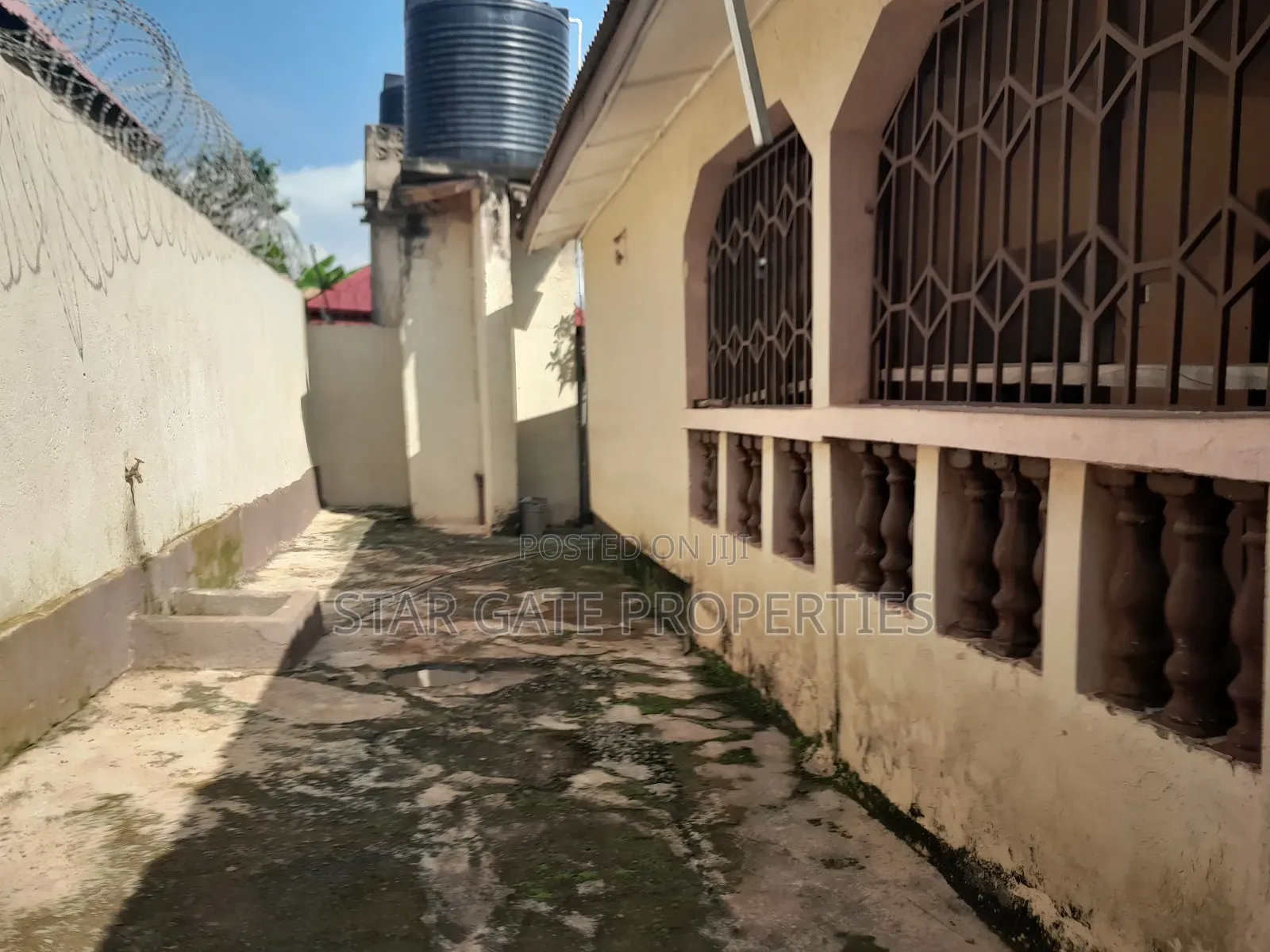 9bdrm House in Daban, Kumasi Metropolitan for sale