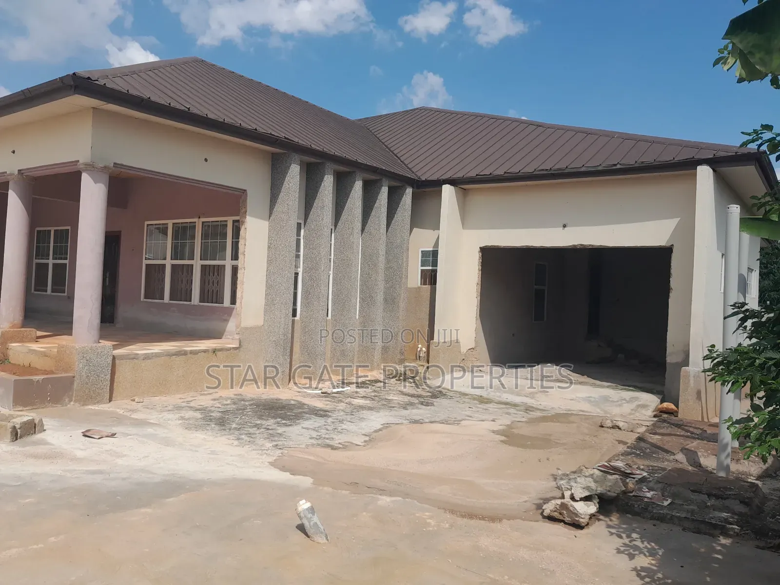 9bdrm House in Daban, Kumasi Metropolitan for sale