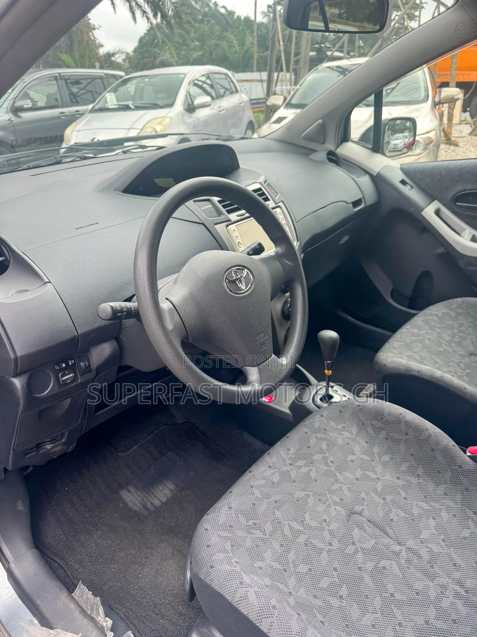 Toyota Vitz 1.3 AWD 3dr 2010 Gray
