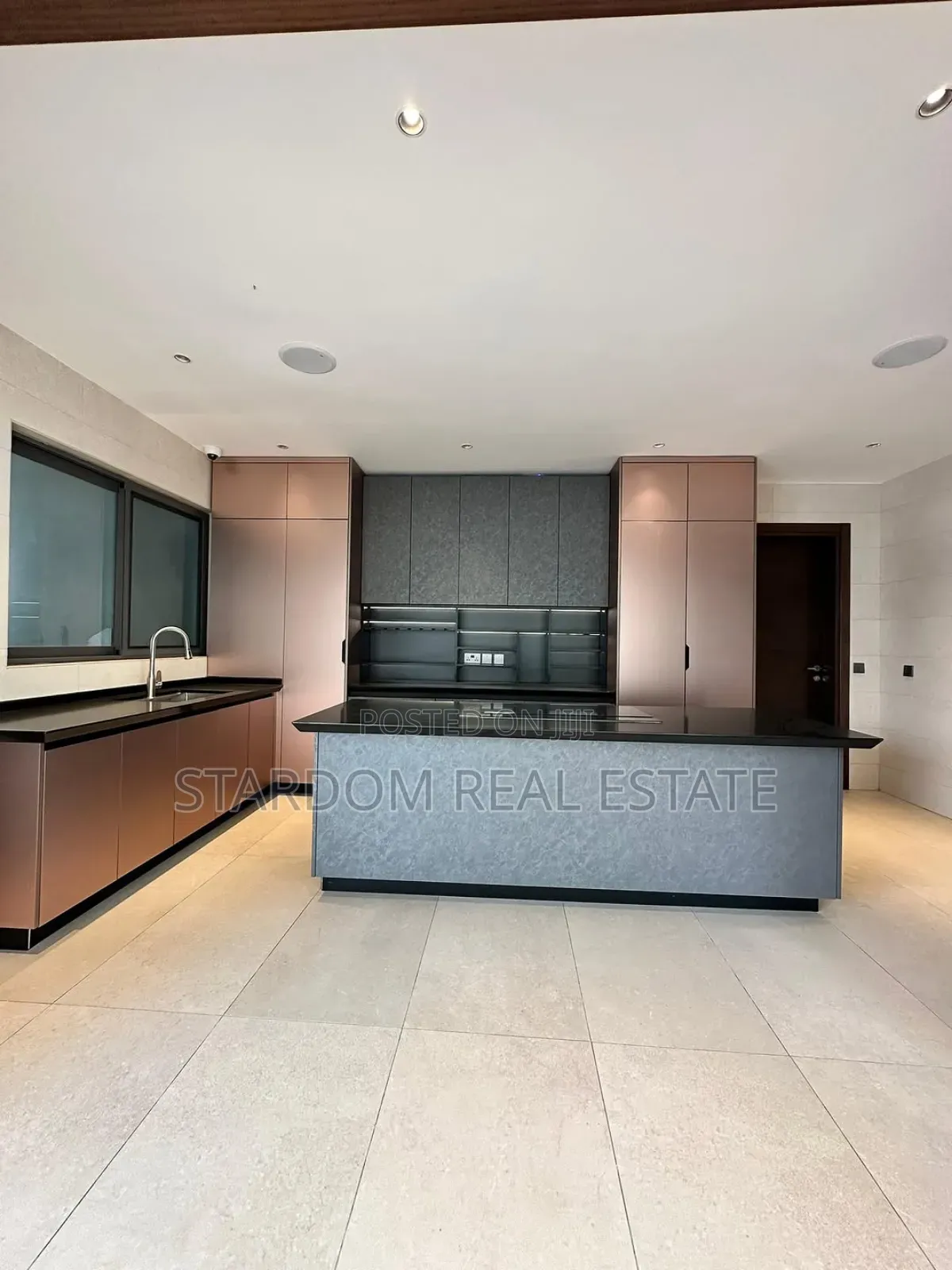 5bdrm Duplex in Adjiringanor, East Legon for sale