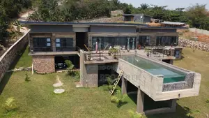 8bdrm Mansion in Aburi for sale