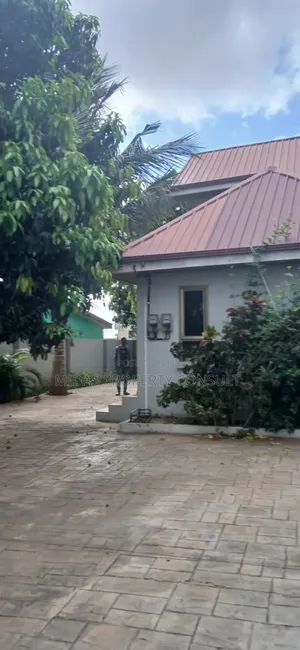 5bdrm House in Community 25, Tema Metropolitan for sale