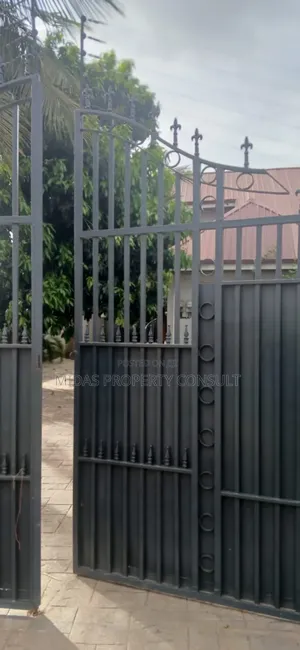5bdrm House in Community 25, Tema Metropolitan for sale