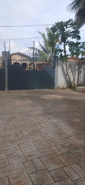 5bdrm House in Community 25, Tema Metropolitan for sale