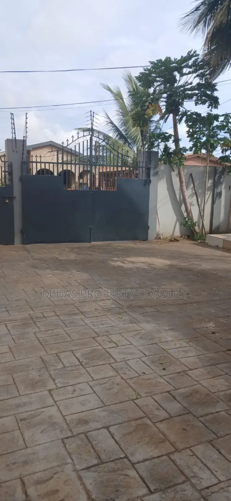 5bdrm House in Community 25, Tema Metropolitan for sale