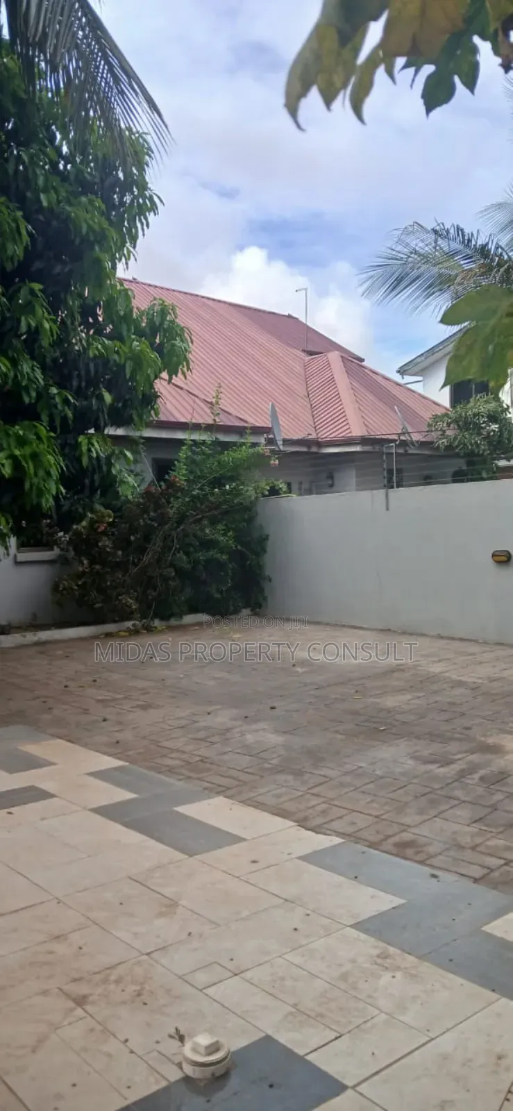 5bdrm House in Community 25, Tema Metropolitan for sale