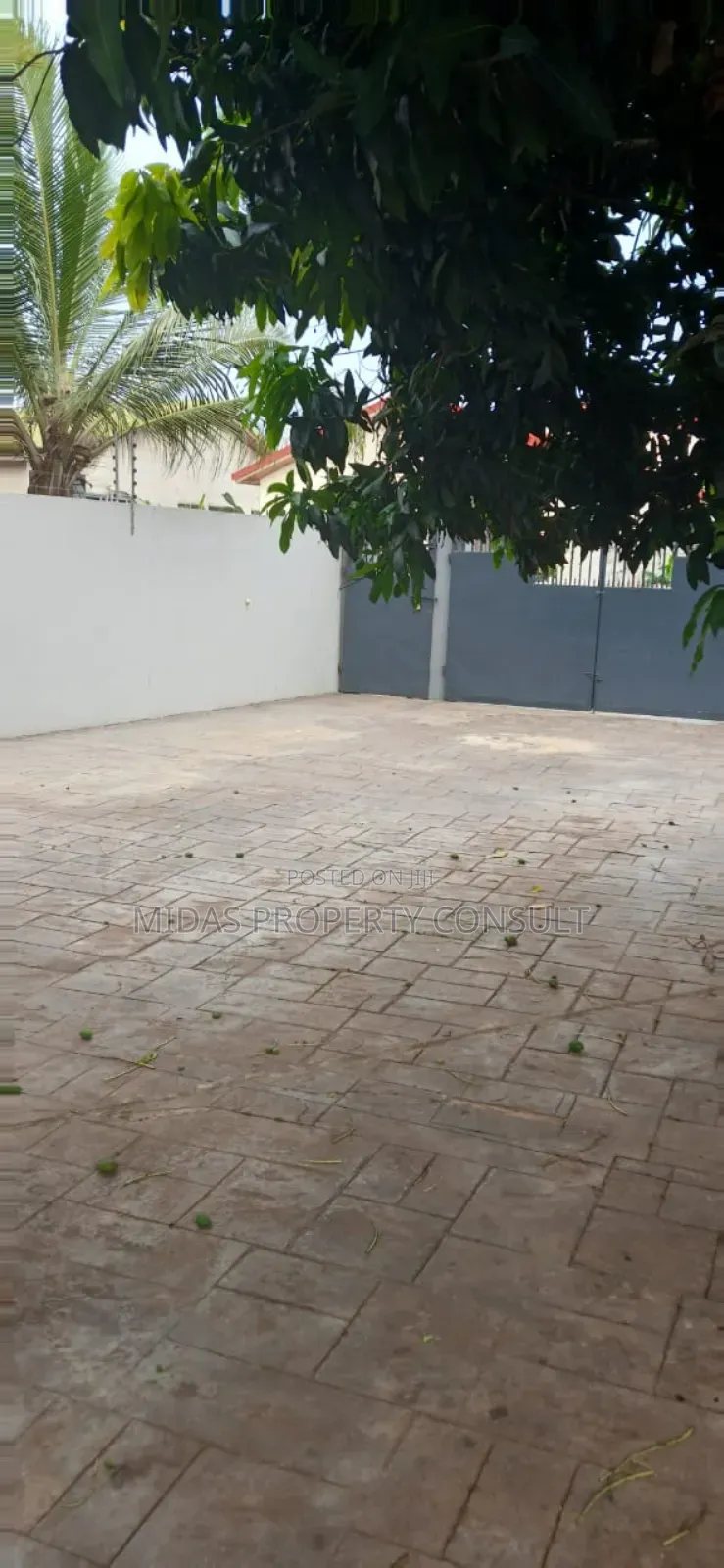 5bdrm House in Community 25, Tema Metropolitan for sale