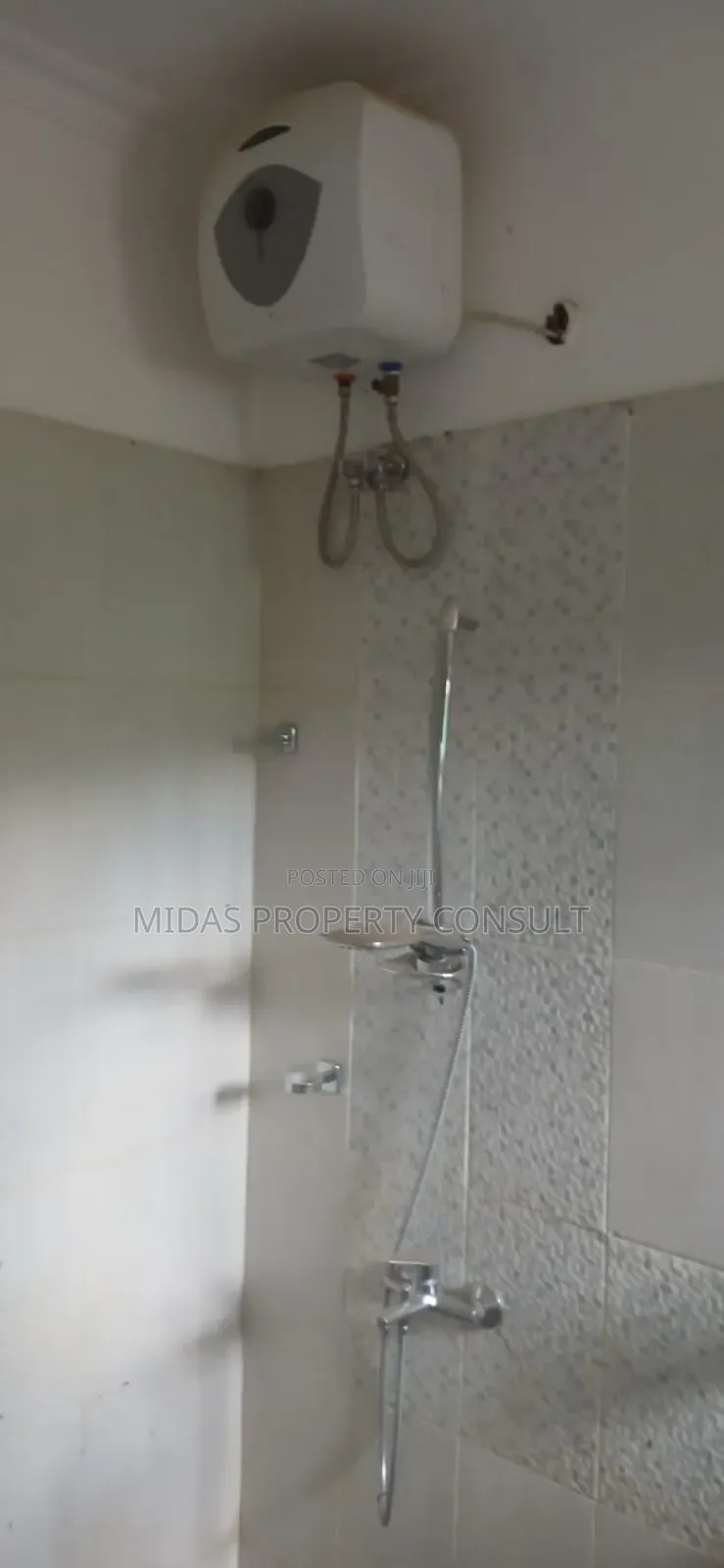 5bdrm House in Community 25, Tema Metropolitan for sale