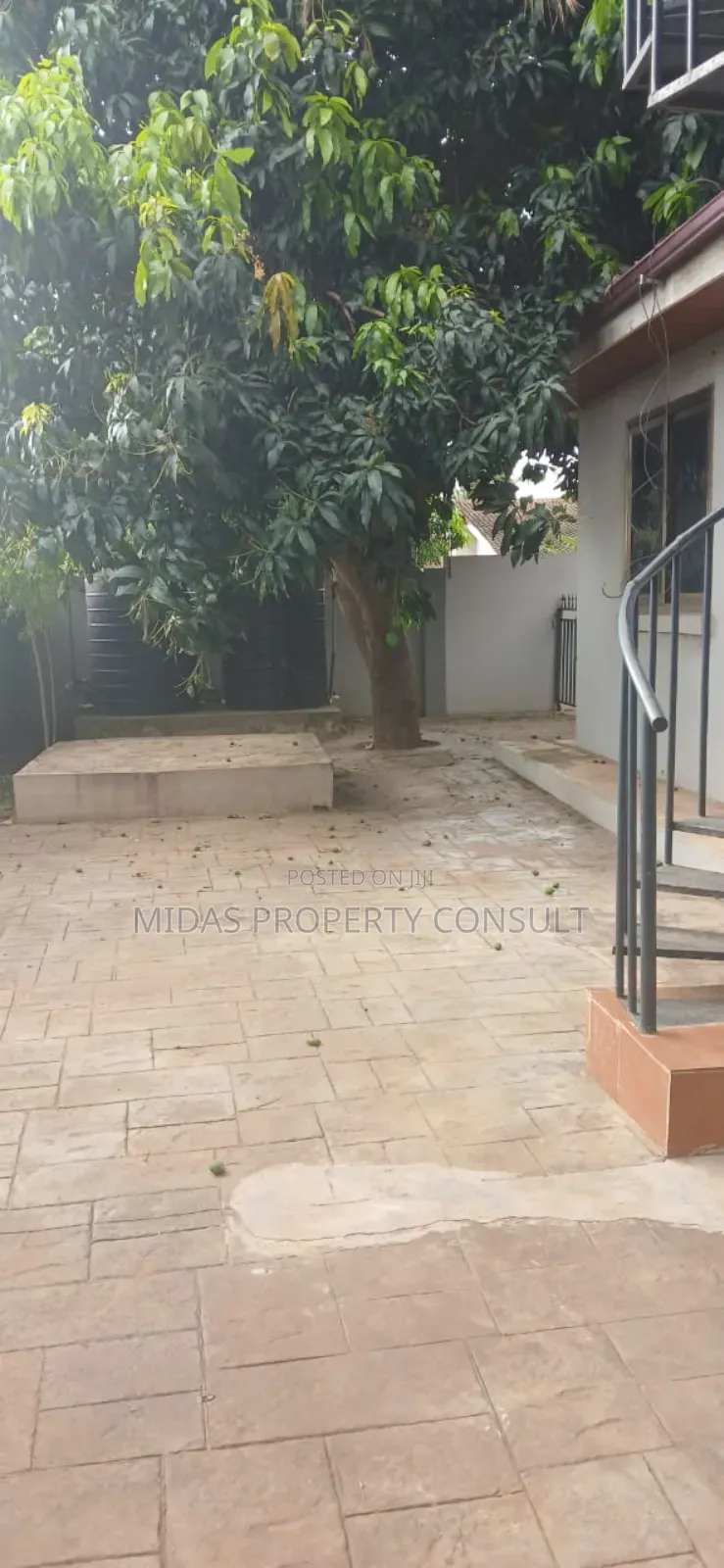 5bdrm House in Community 25, Tema Metropolitan for sale