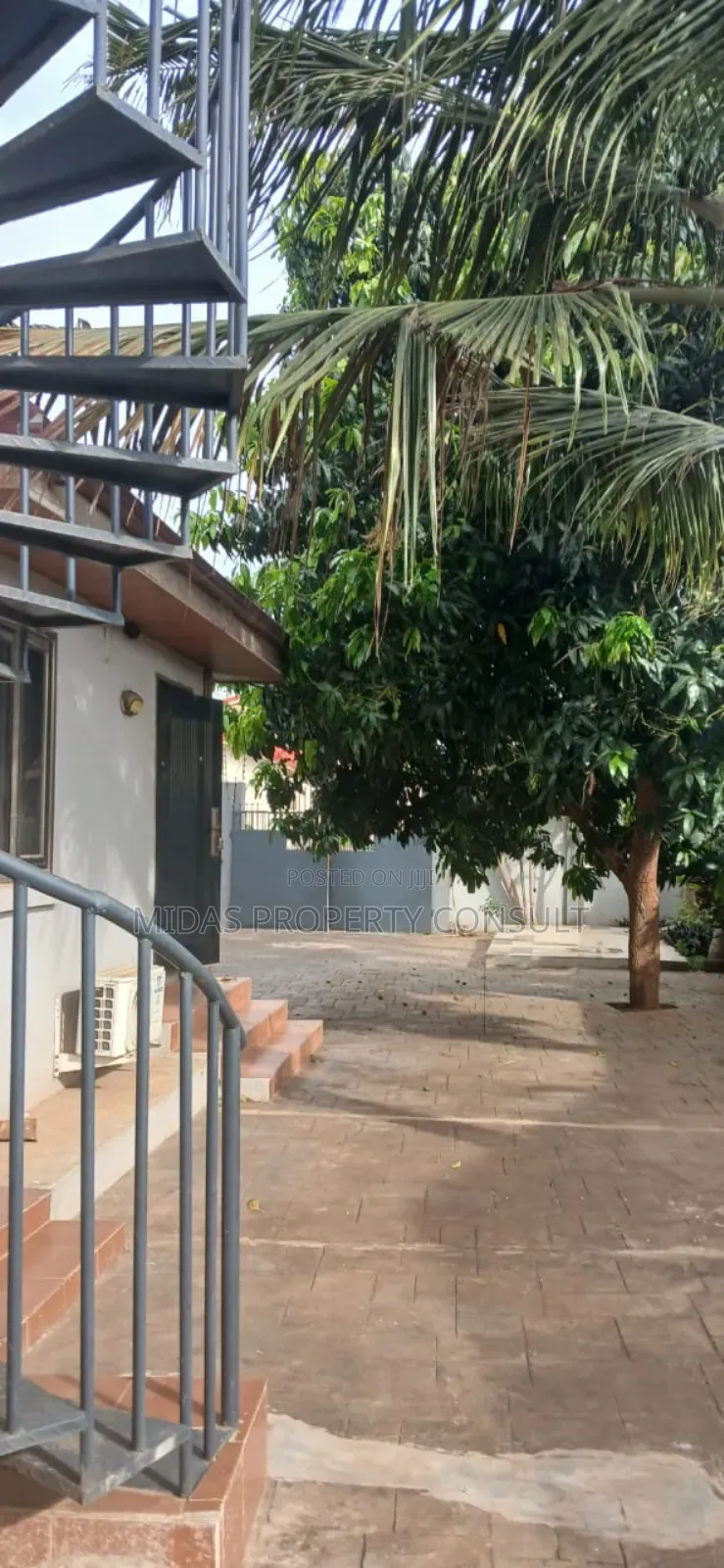 5bdrm House in Community 25, Tema Metropolitan for sale