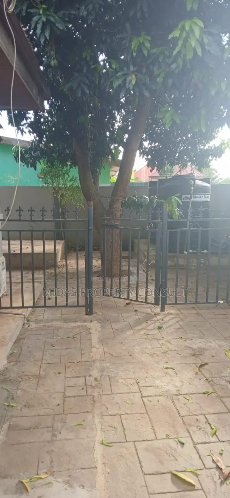 5bdrm House in Community 25, Tema Metropolitan for sale