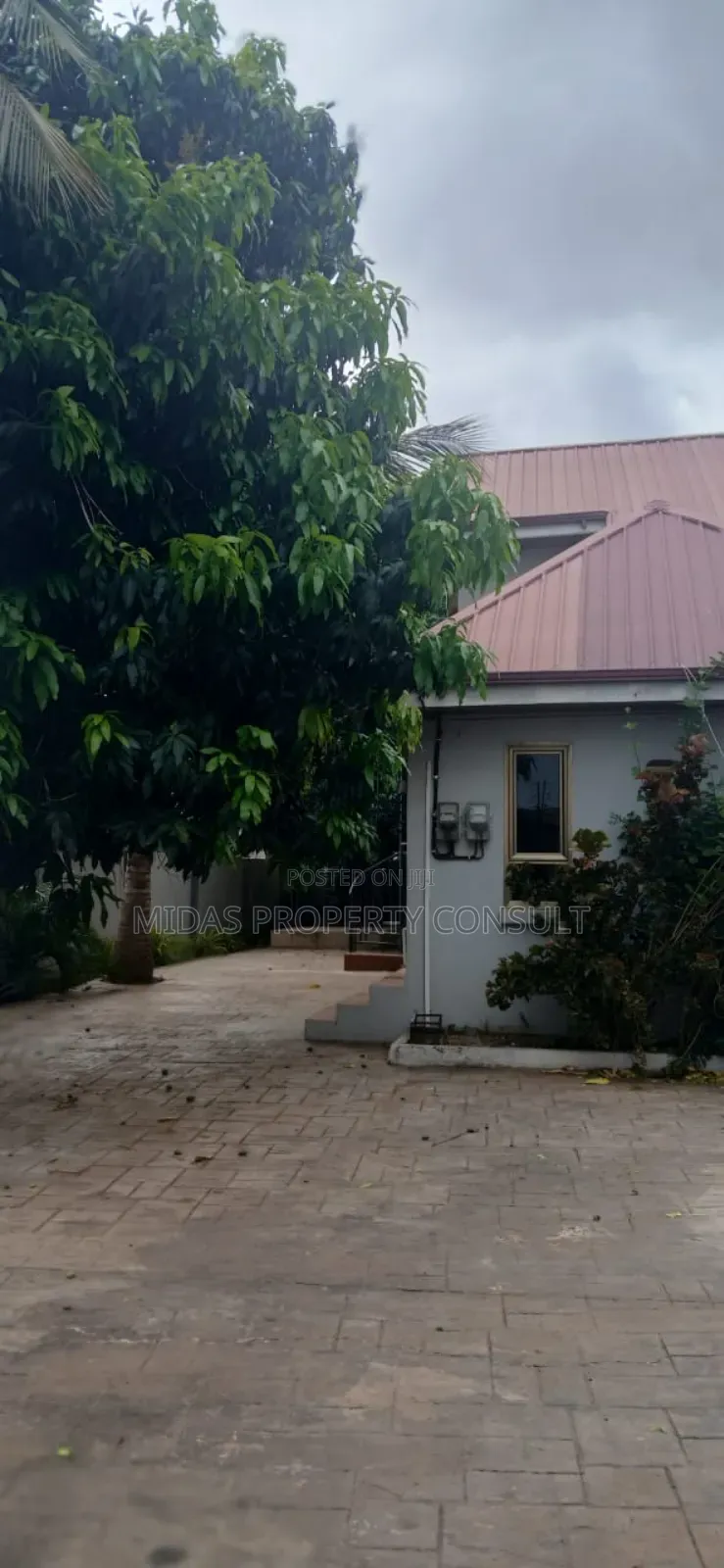 5bdrm House in Community 25, Tema Metropolitan for sale