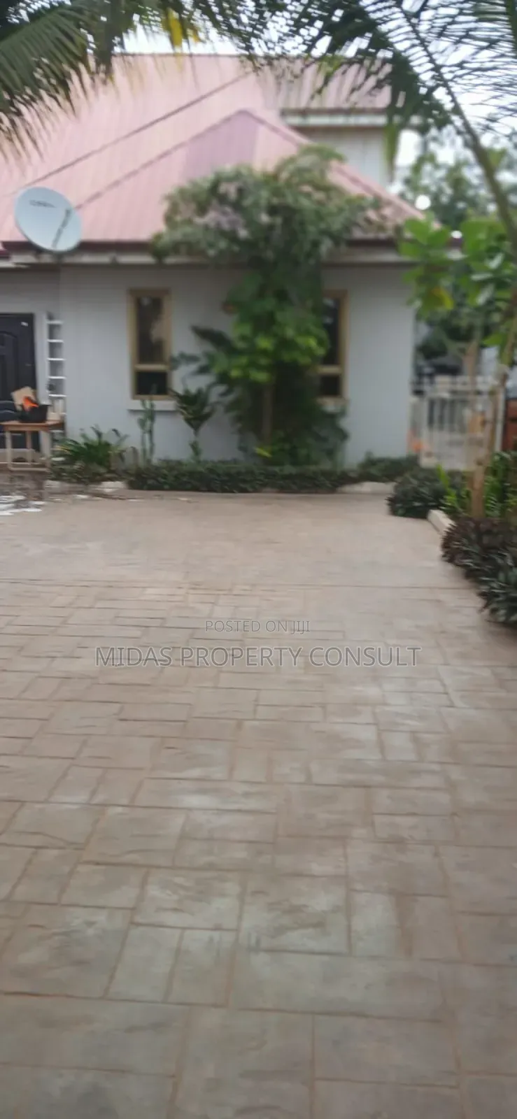 5bdrm House in Community 25, Tema Metropolitan for sale