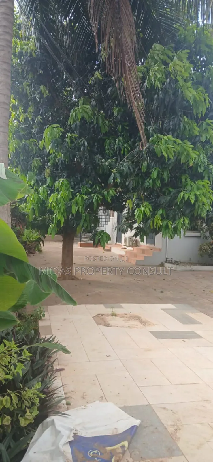 5bdrm House in Community 25, Tema Metropolitan for sale