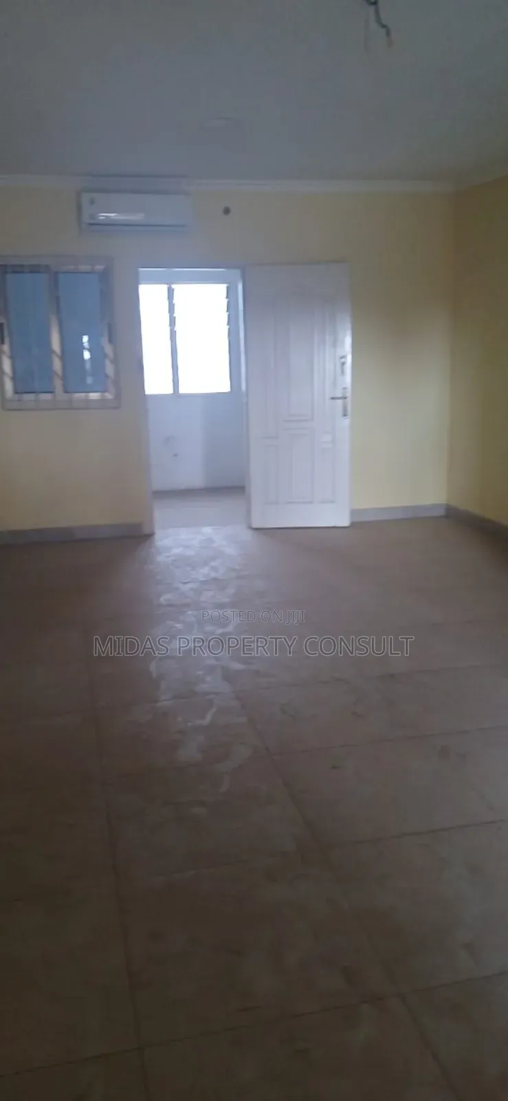5bdrm House in Community 25, Tema Metropolitan for sale