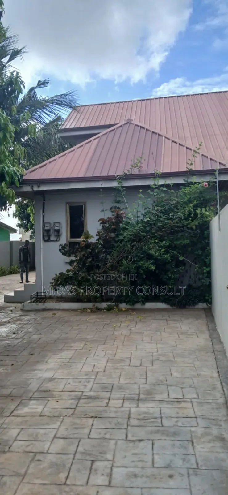 5bdrm House in Community 25, Tema Metropolitan for sale